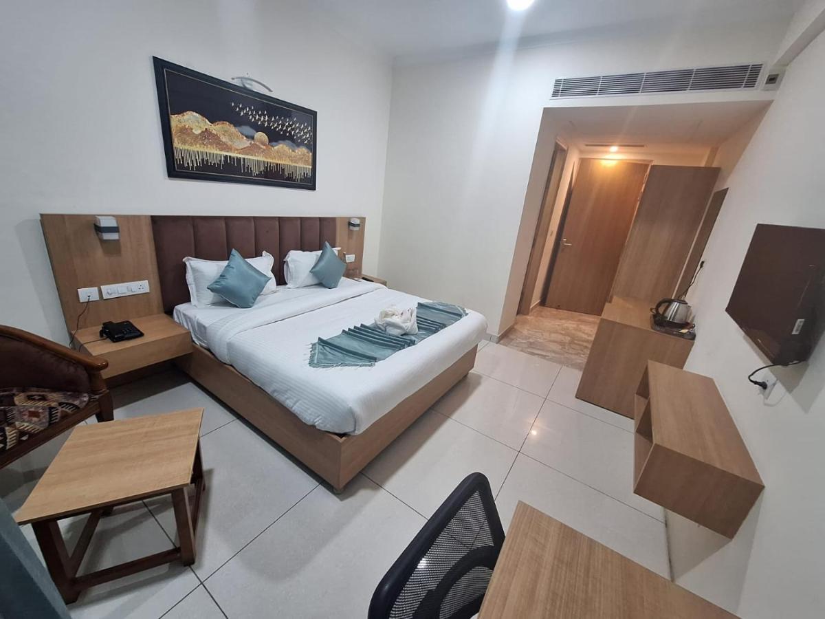 Rr Galaxy Hotel Gurgaon Eksteriør billede