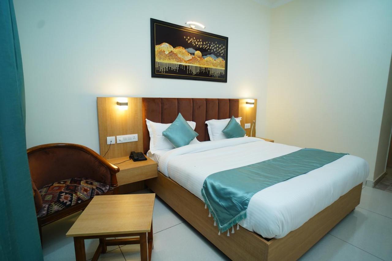 Rr Galaxy Hotel Gurgaon Eksteriør billede
