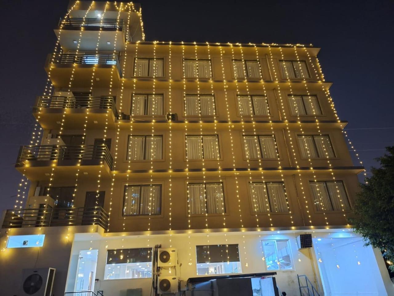 Rr Galaxy Hotel Gurgaon Eksteriør billede