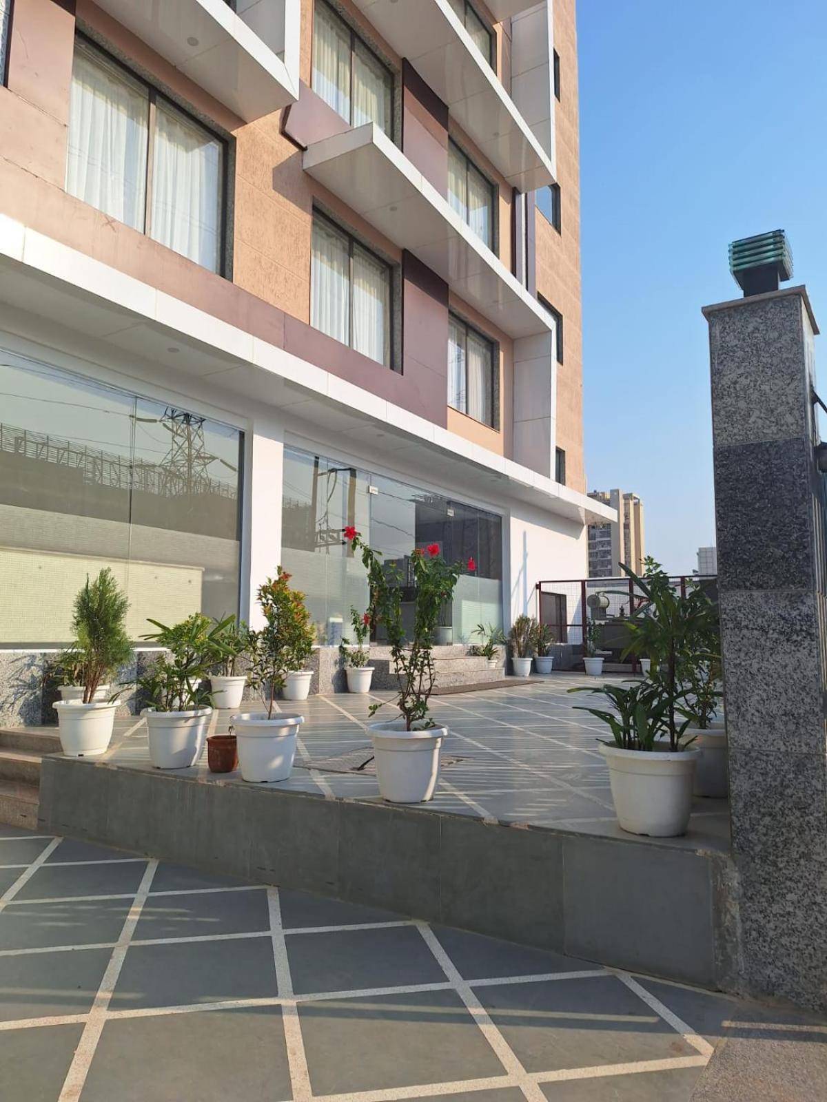 Rr Galaxy Hotel Gurgaon Eksteriør billede