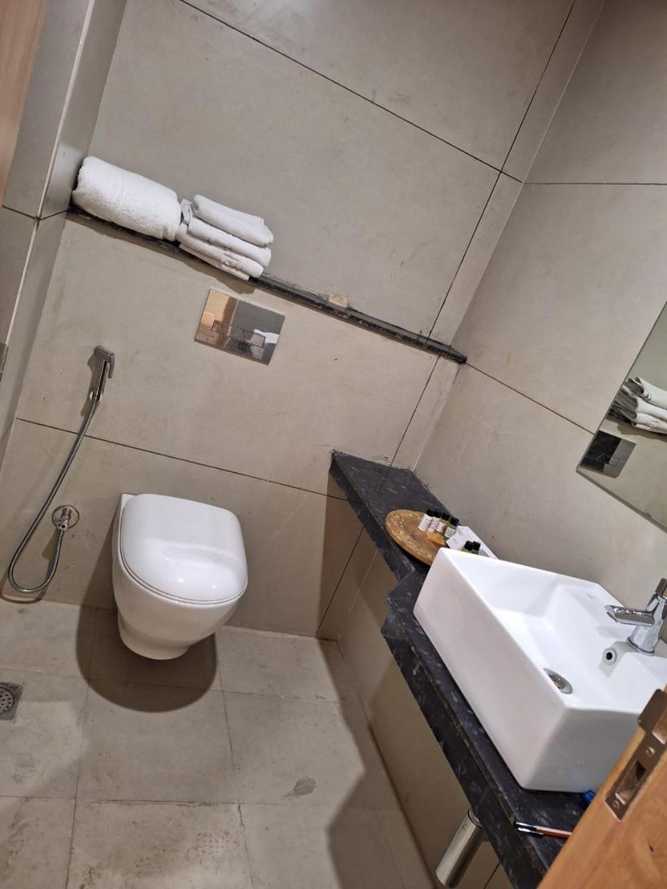Rr Galaxy Hotel Gurgaon Eksteriør billede